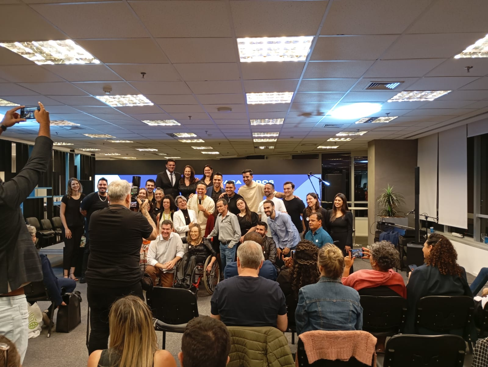 Encontro sobre inclusão com participantes e pessoa em cadeira de rodas