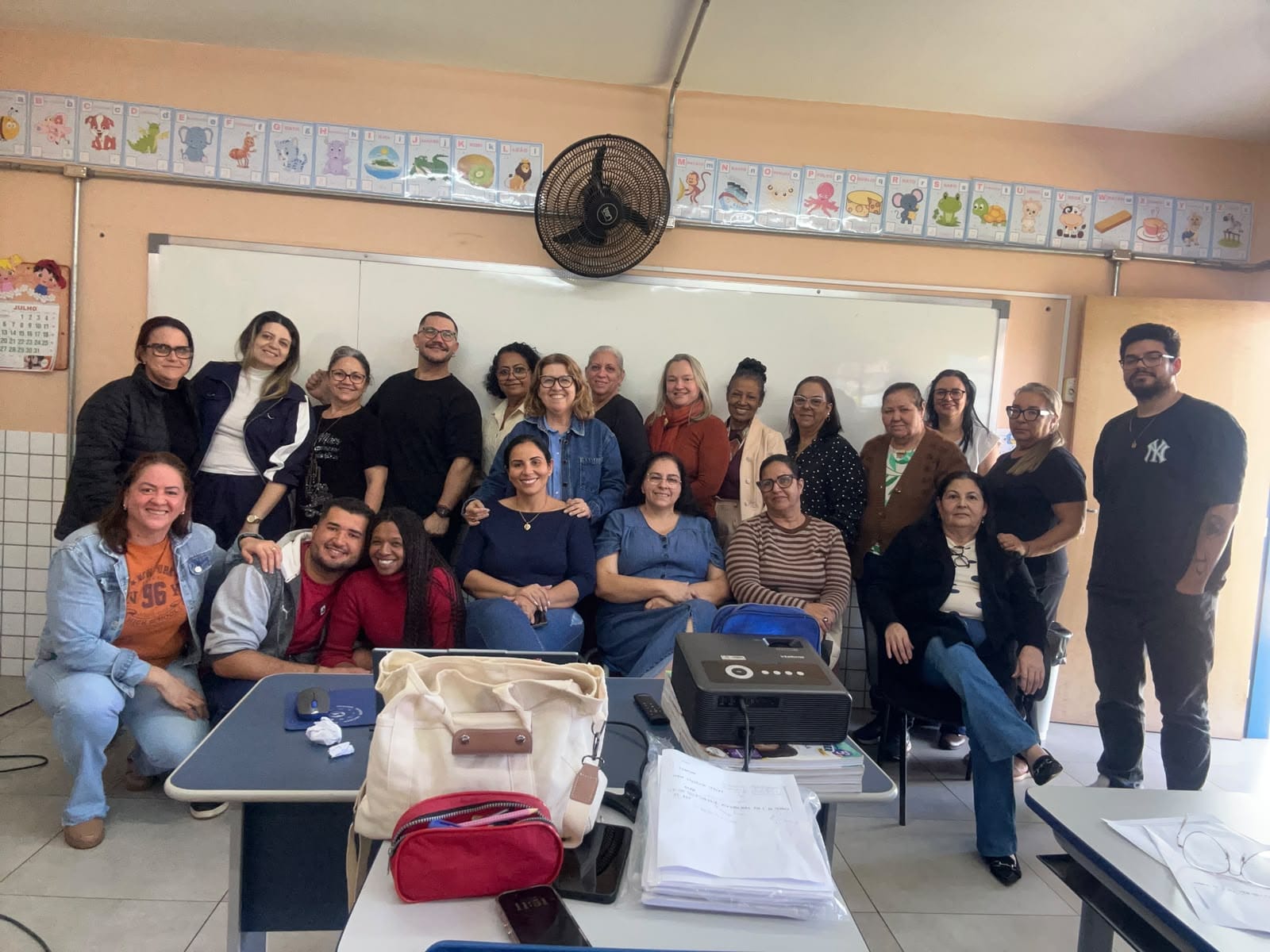 Equipe escolar reunida em formação continuada