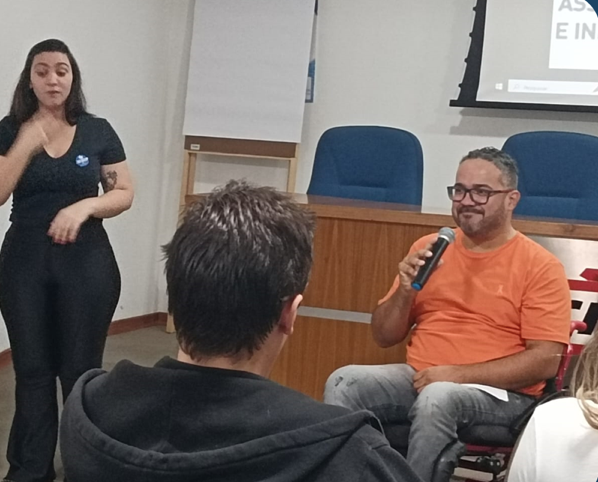 Roda de conversa com pessoa com deficiência e intérprete