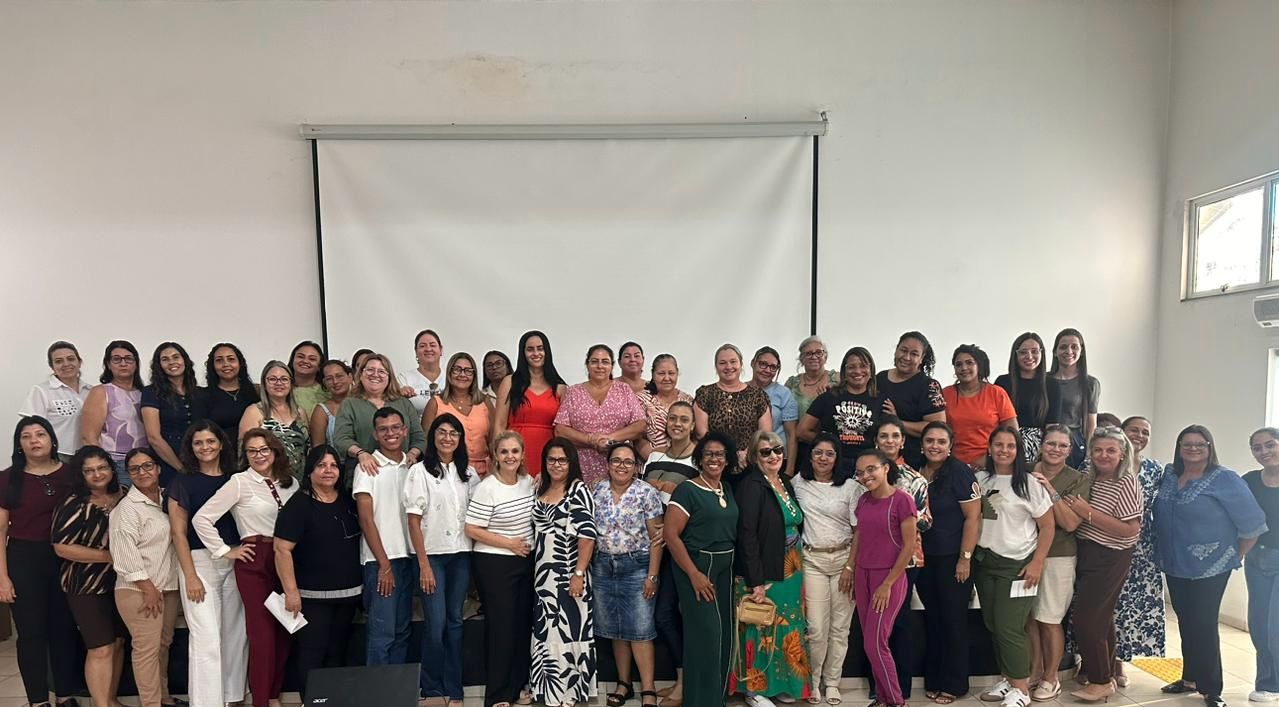 Grupo de educadoras em jornada pedagógica