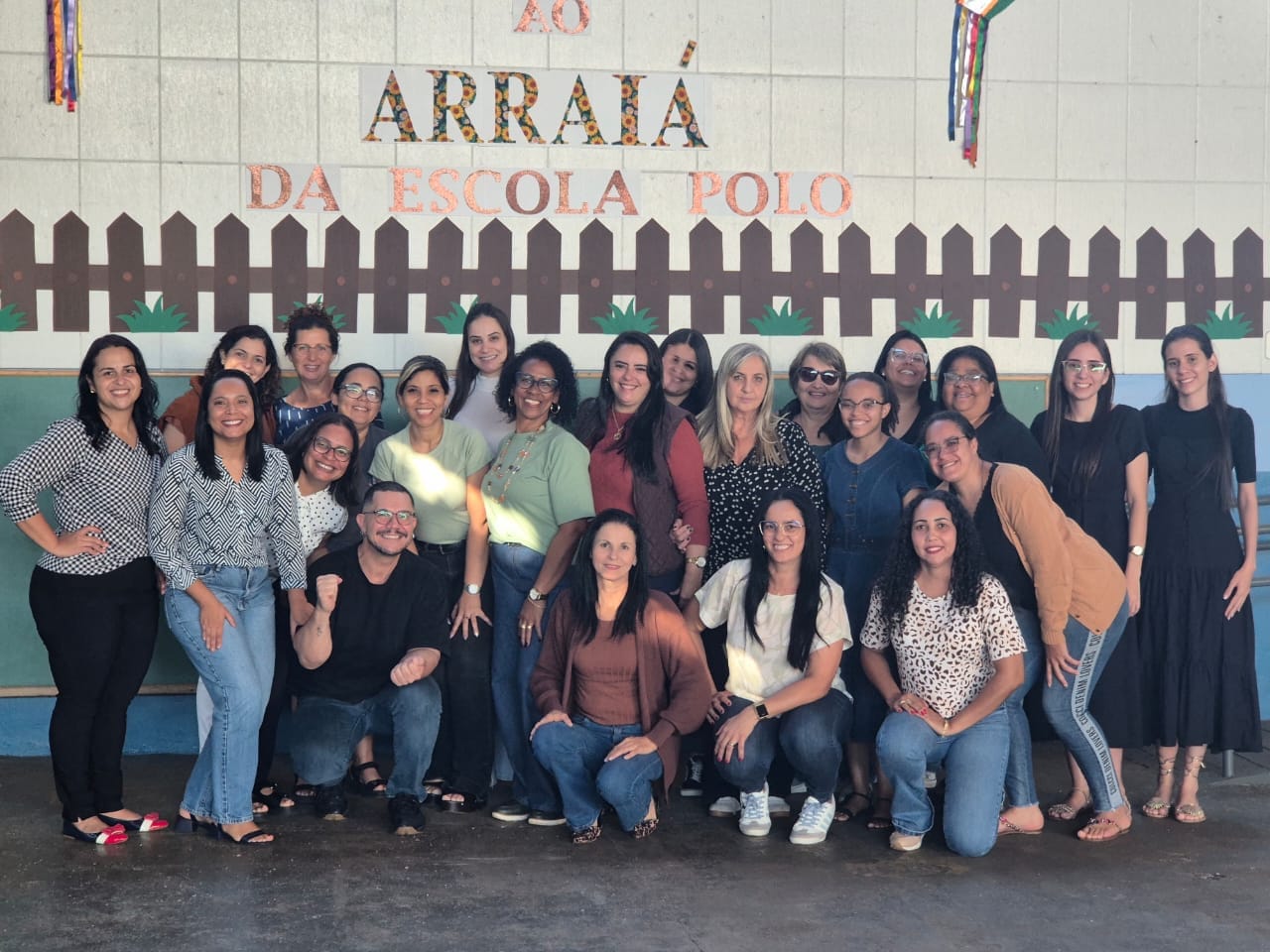 Grupo de educadores reunido após encontro formativo