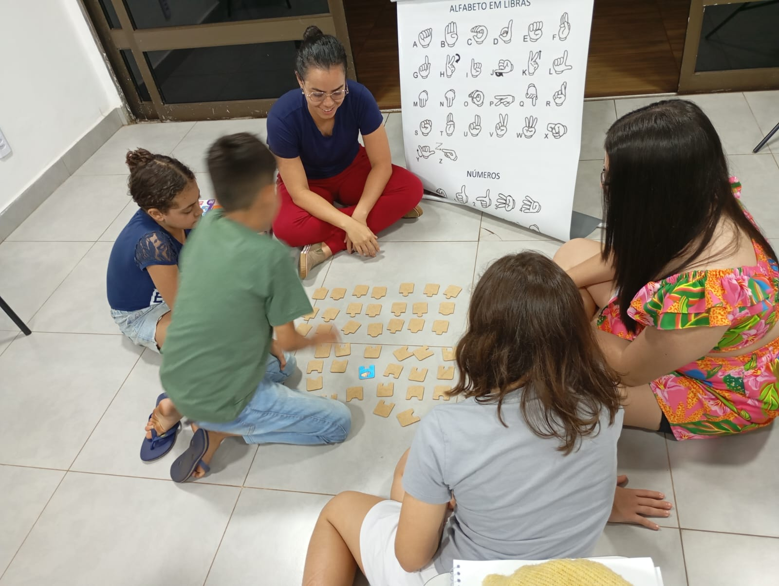 Atividade lúdica com alfabeto em Libras