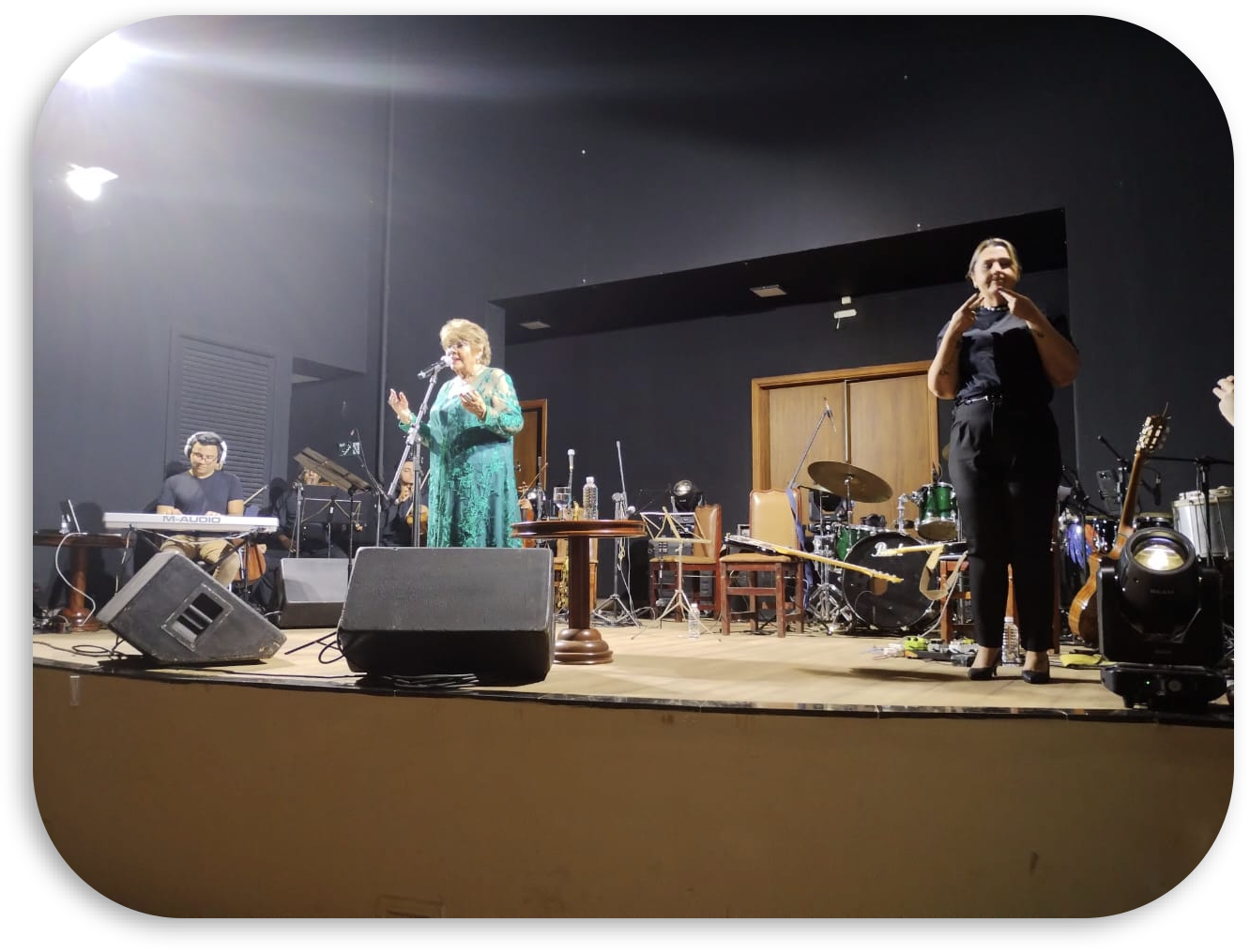 Tradução em Libras em apresentação musical
