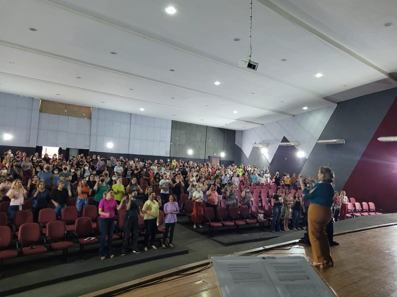Palestra em auditório para rede municipal de ensino