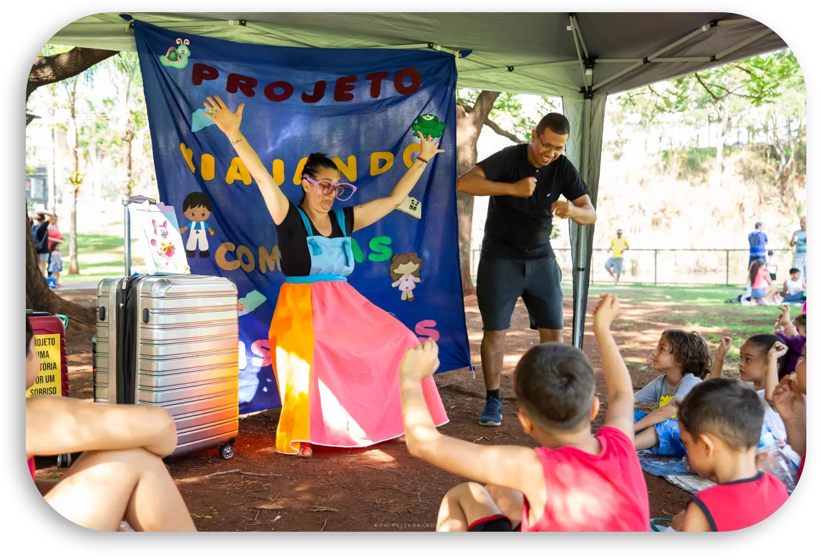 Projeto cultural acessível com crianças em parque