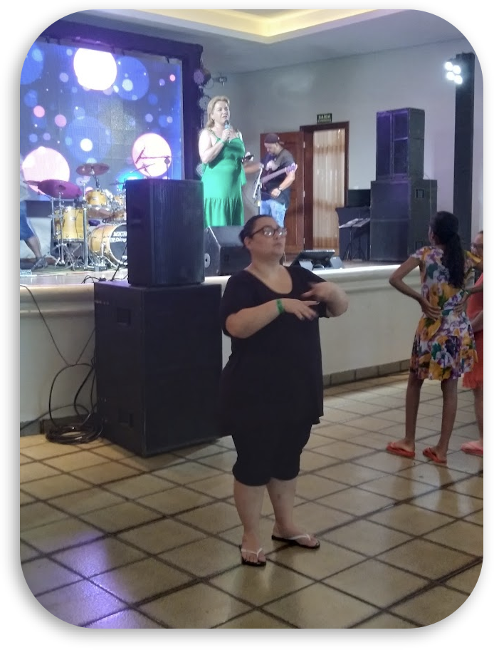 Intérprete de Libras em evento com música ao vivo