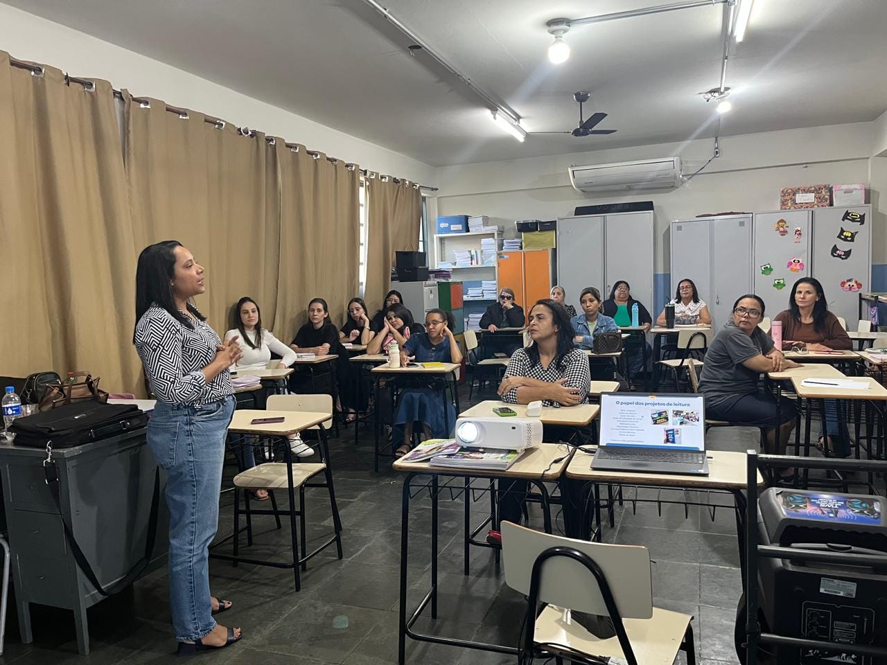 Formação presencial com professoras em sala de aula